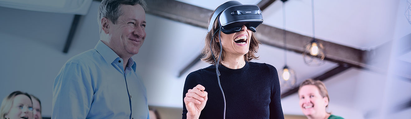 Frau mit VR-Brille lachend